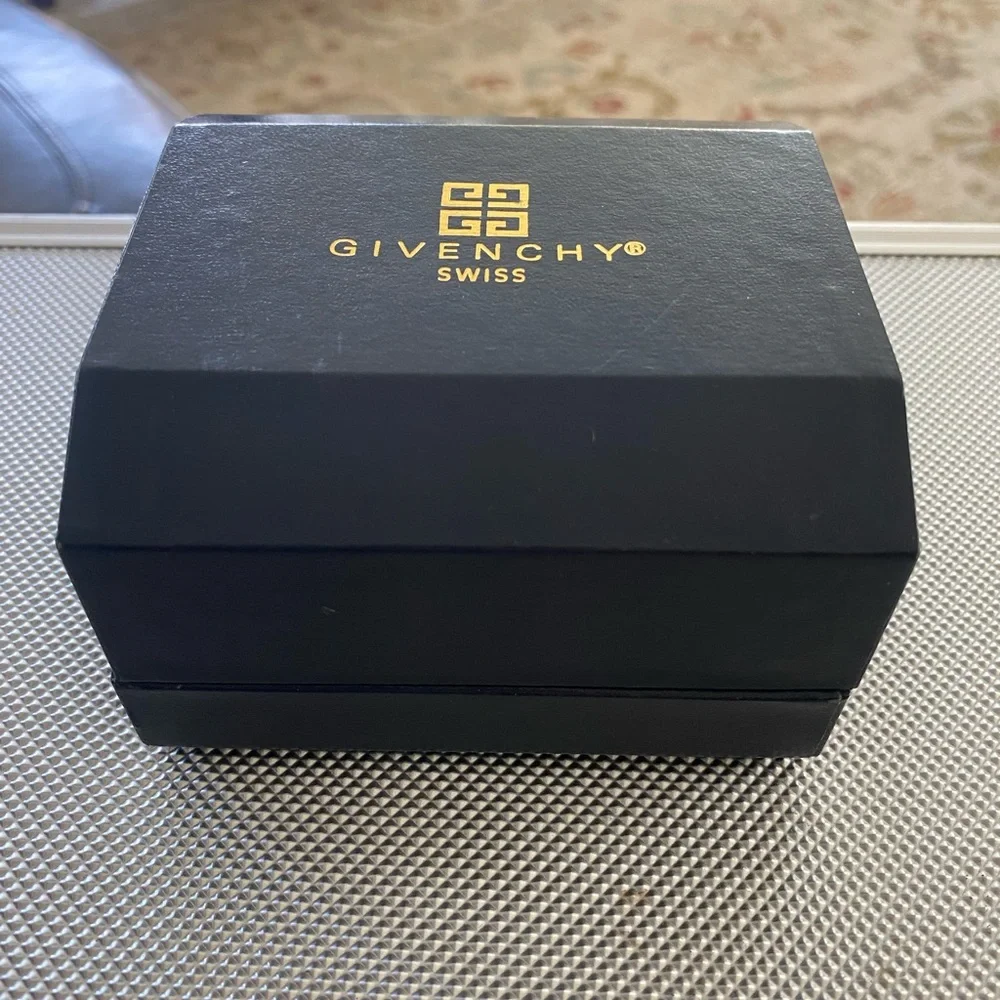 🌷sold🌷Givenchy Ladies watch - Picture 2 of 8